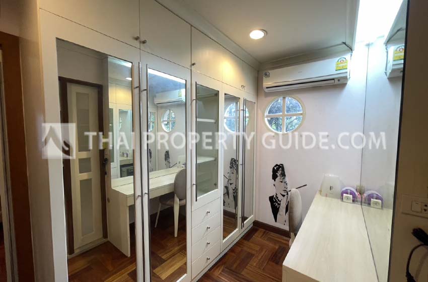 House with Shared Pool in Srinakarin 